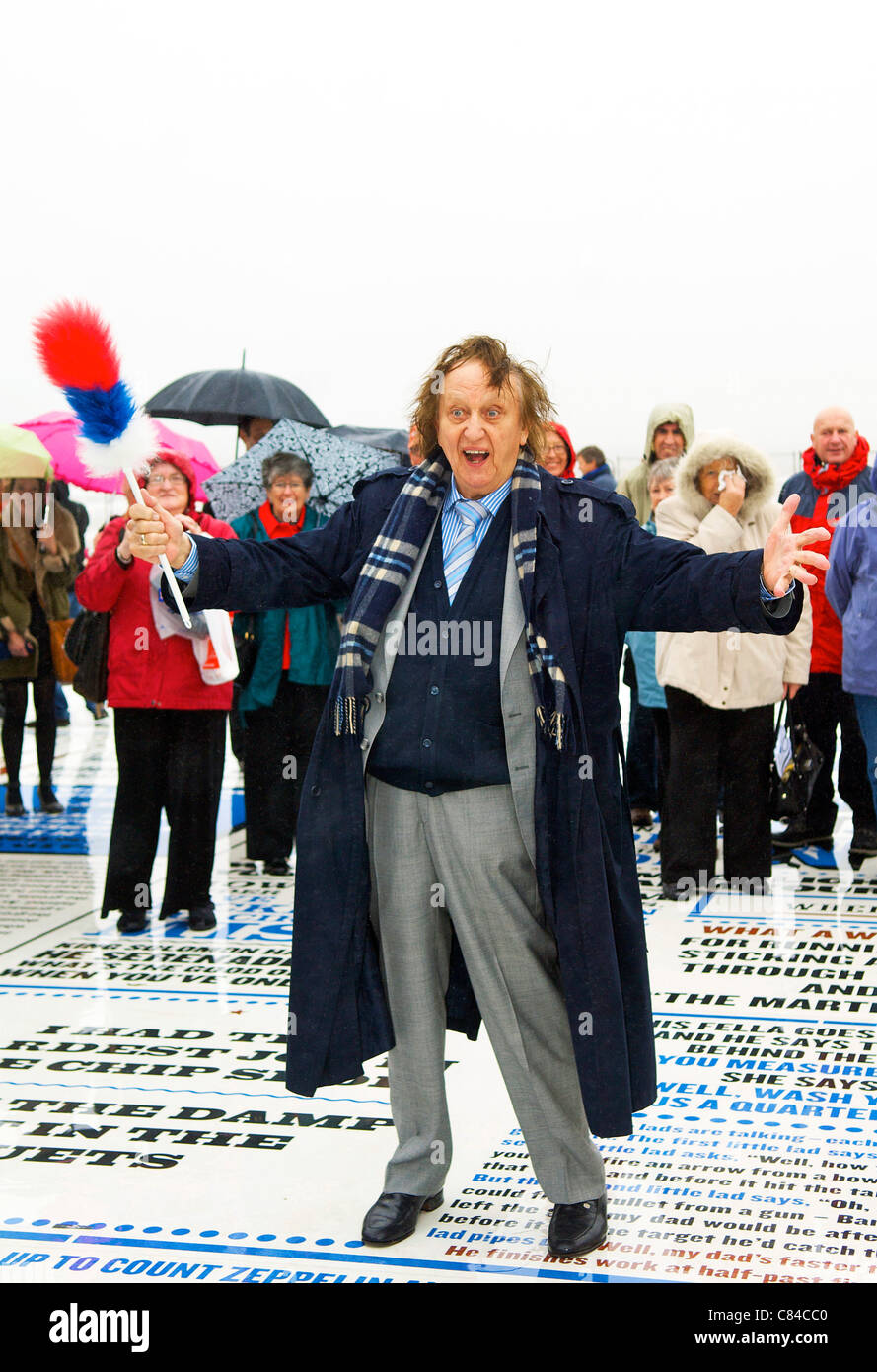 BLACKPOOL, Royaume-Uni, LUN OCT 10, 2011 Comédien Ken Dodd ouvre la comédie de Blackpool sur le tapis la promenade resort. La pièce, créée par l'artiste Gordon Young, dispose de milliers de slogans de comédiens qui ont accompli à Blackpool au fil des ans. Banque D'Images