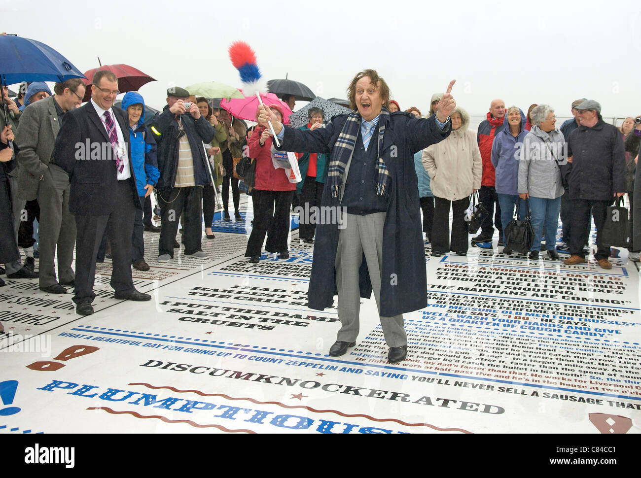 BLACKPOOL, Royaume-Uni, LUN OCT 10, 2011 Comédien Ken Dodd ouvre la comédie de Blackpool sur le tapis la promenade resort. La pièce, créée par l'artiste Gordon Young, dispose de milliers de slogans de comédiens qui ont accompli à Blackpool au fil des ans. Banque D'Images