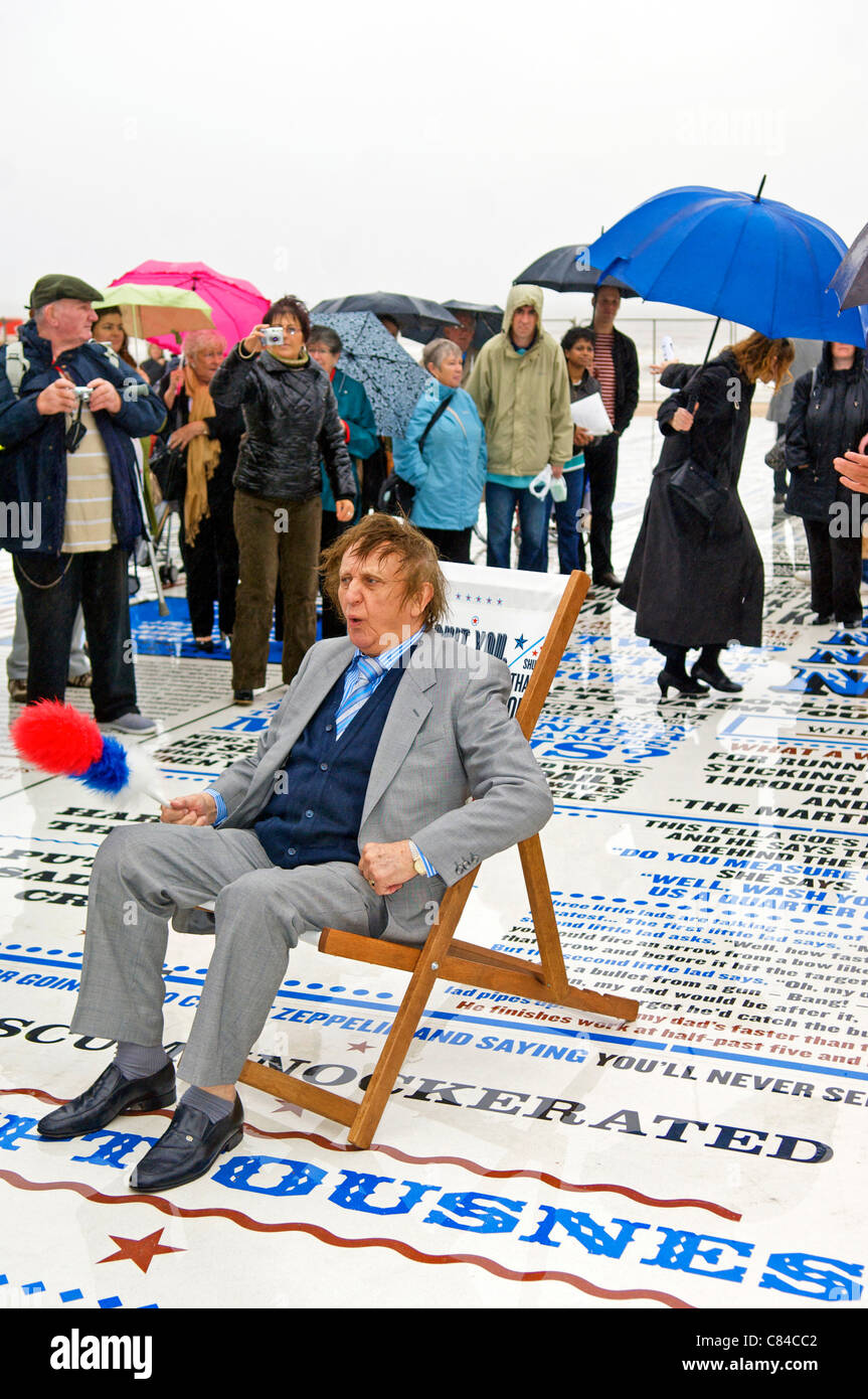 BLACKPOOL, Royaume-Uni, LUN OCT 10, 2011 Comédien Ken Dodd ouvre la comédie de Blackpool sur le tapis la promenade resort. La pièce, créée par l'artiste Gordon Young, dispose de milliers de slogans de comédiens qui ont accompli à Blackpool au fil des ans. Banque D'Images