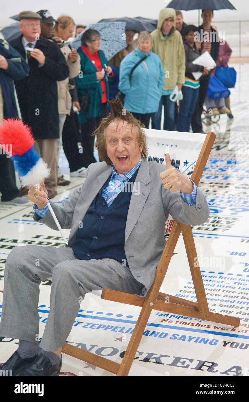 BLACKPOOL, Royaume-Uni, LUN OCT 10, 2011 Comédien Ken Dodd ouvre la comédie de Blackpool sur le tapis la promenade resort. La pièce, créée par l'artiste Gordon Young, dispose de milliers de slogans de comédiens qui ont accompli à Blackpool au fil des ans. Banque D'Images