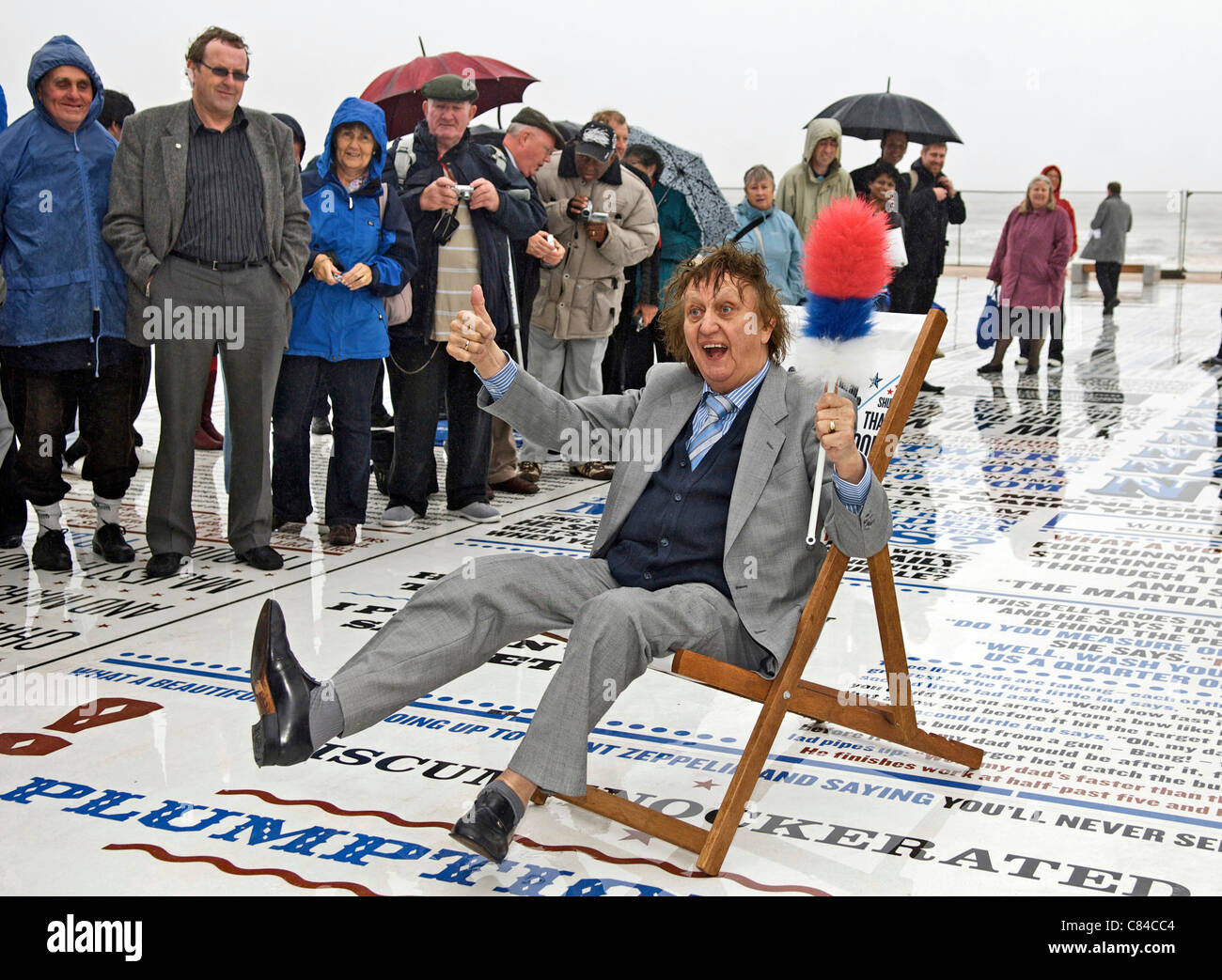 BLACKPOOL, Royaume-Uni, LUN OCT 10, 2011 Comédien Ken Dodd ouvre la comédie de Blackpool sur le tapis la promenade resort. La pièce, créée par l'artiste Gordon Young, dispose de milliers de slogans de comédiens qui ont accompli à Blackpool au fil des ans. Banque D'Images