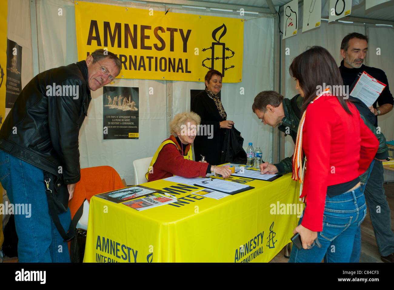 PA-ris, France, Amnesty International se porte volontaire à l'extérieur pour une manifestation contre la peine de mort, discussion de militants des droits humains, association à but non lucratif, manifestation des droits humains en europe, femmes bénévoles Banque D'Images