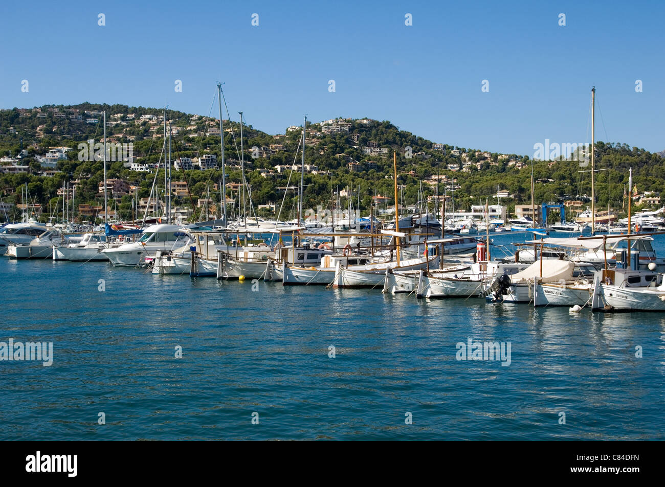 Port d'Andratx, Port, bateaux amarrés dans une ligne Banque D'Images