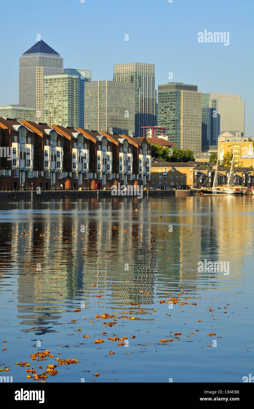 Canary Wharf London Docklands en bâtiments avec ciel bleu et réflexions Banque D'Images