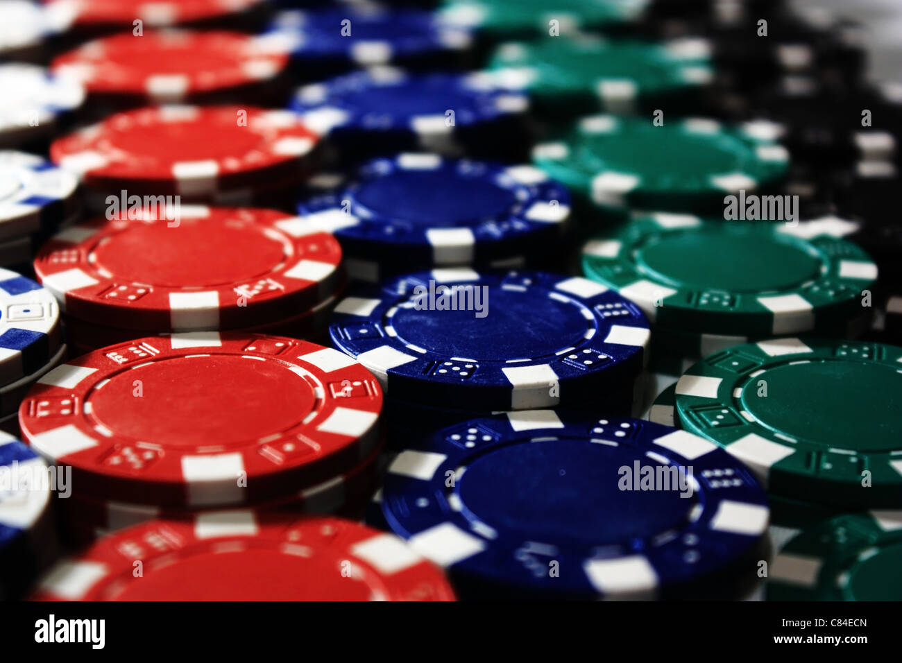 Une pile de jetons de poker avec des couleurs différentes. Banque D'Images