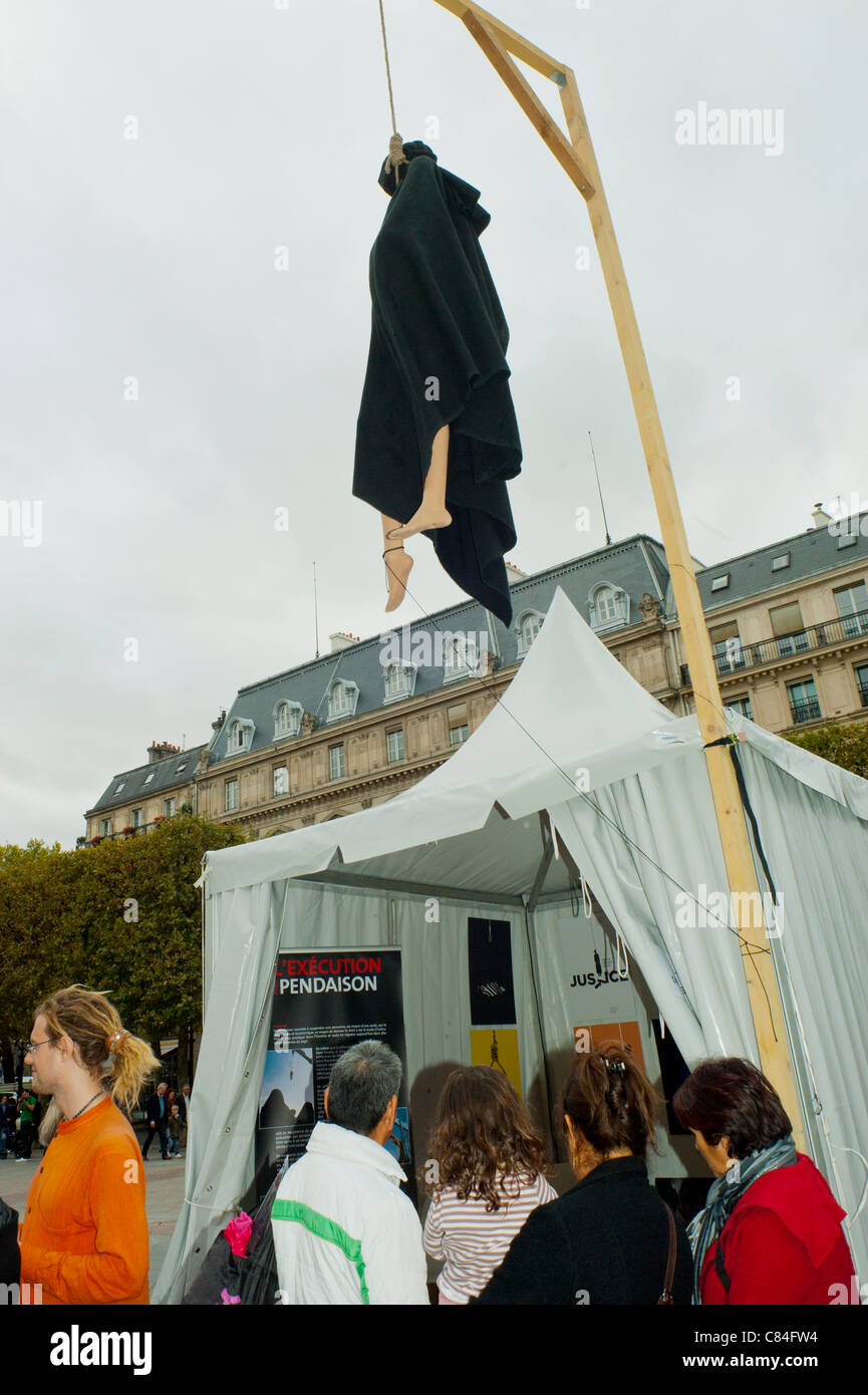 Paris, France, les militants accrochent une effigie dehors, pour protester contre la peine de mort. Exposition "condamnation à mort", pendaison d'exécution Banque D'Images