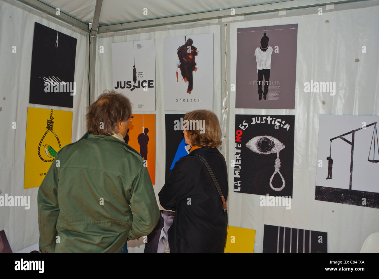 Art de protestation , Journée mondiale contre la peine de mort: Le Rallye pour l'abolition, Pa-ris, France, personnes regardant les affiches de campagne sur le mur d'exposition dans la Galerie, art d'activisme Banque D'Images