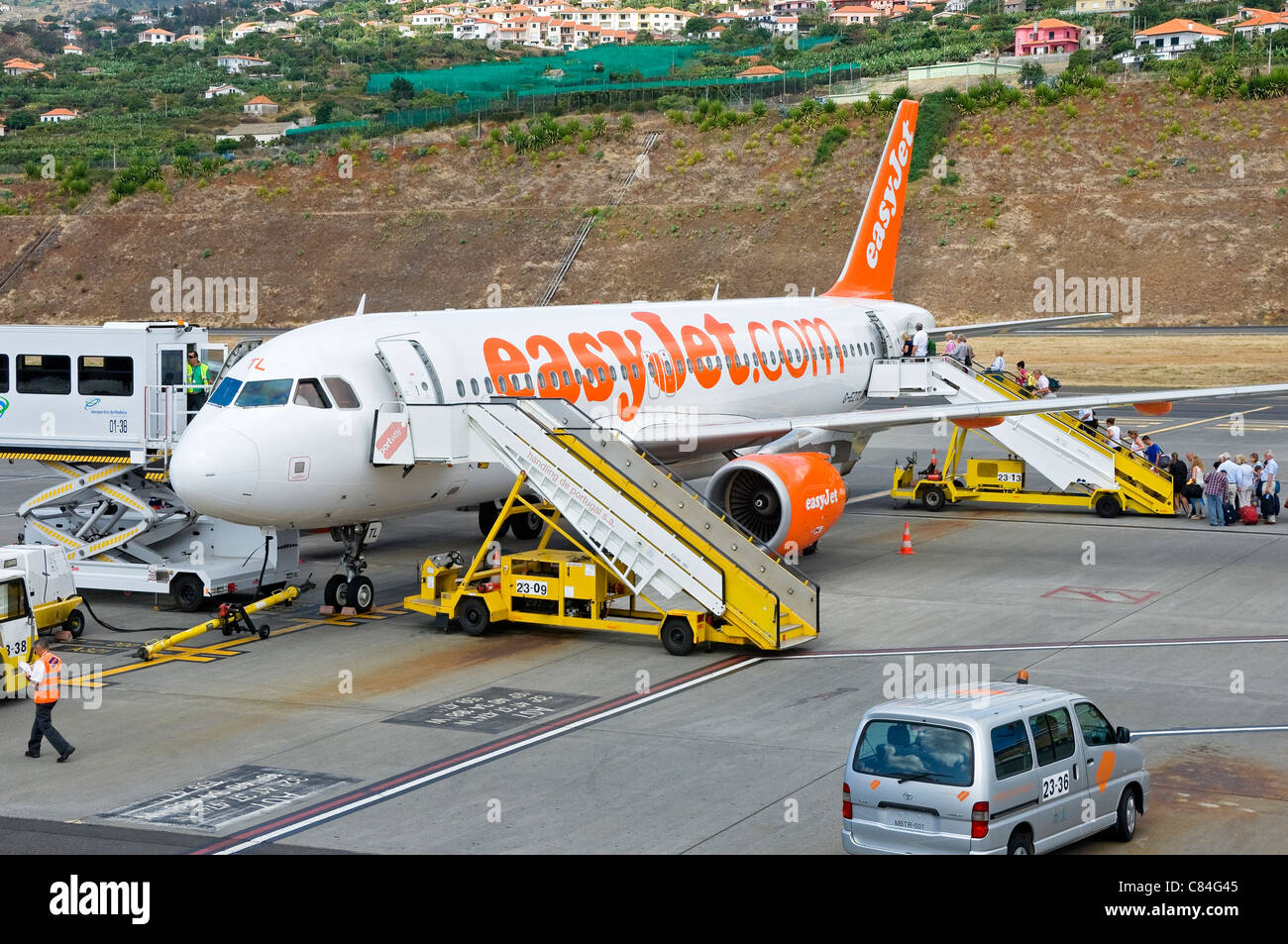 Passagers personnes touristes visiteurs à bord de l'avion EasyJet avion à Funchal aéroport Madère Portugal Europe Banque D'Images