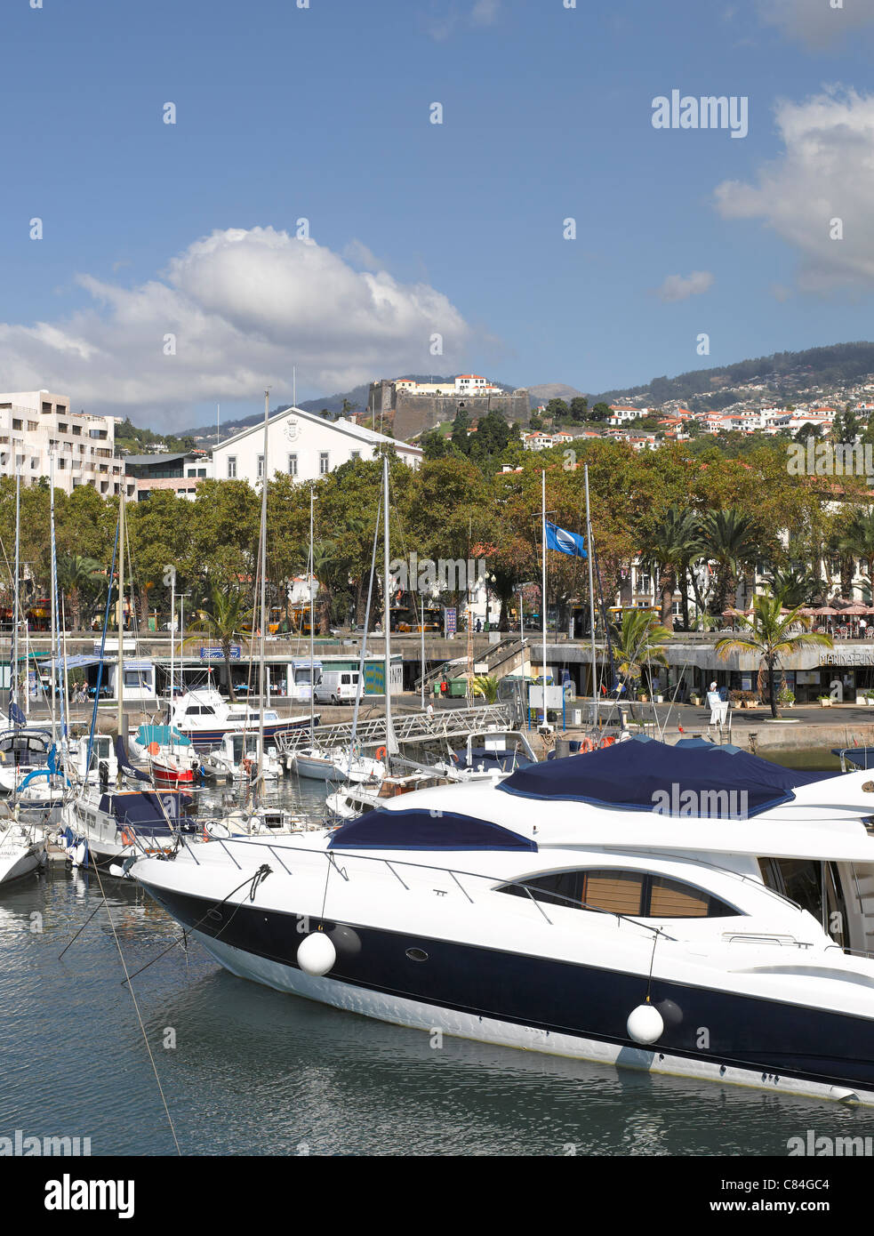 Bateau sunseeker de luxe dans le port de plaisance Funchal Madère Portugal UE Europe Banque D'Images