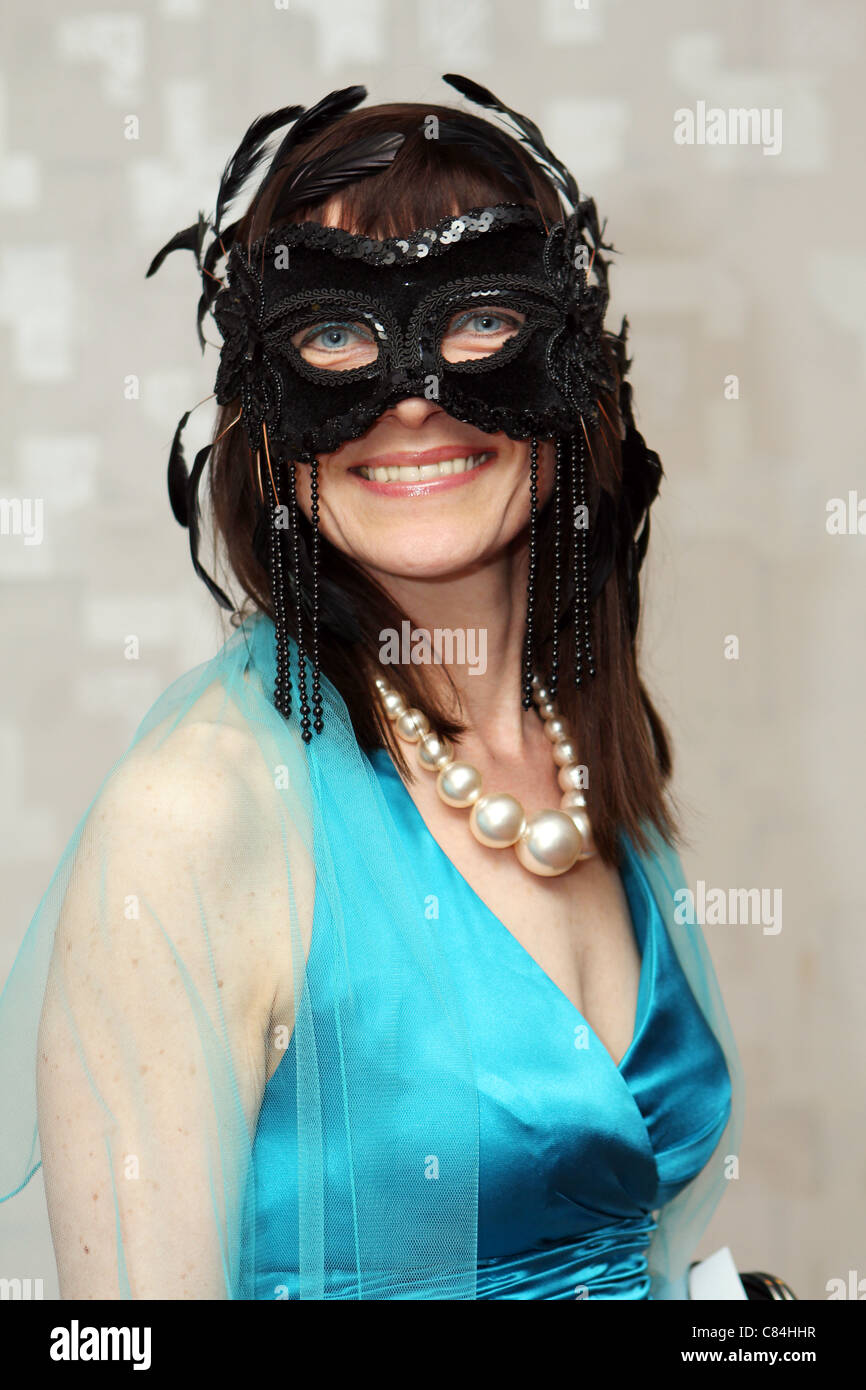 Femme avec masque pendant Bal masqué Banque D'Images