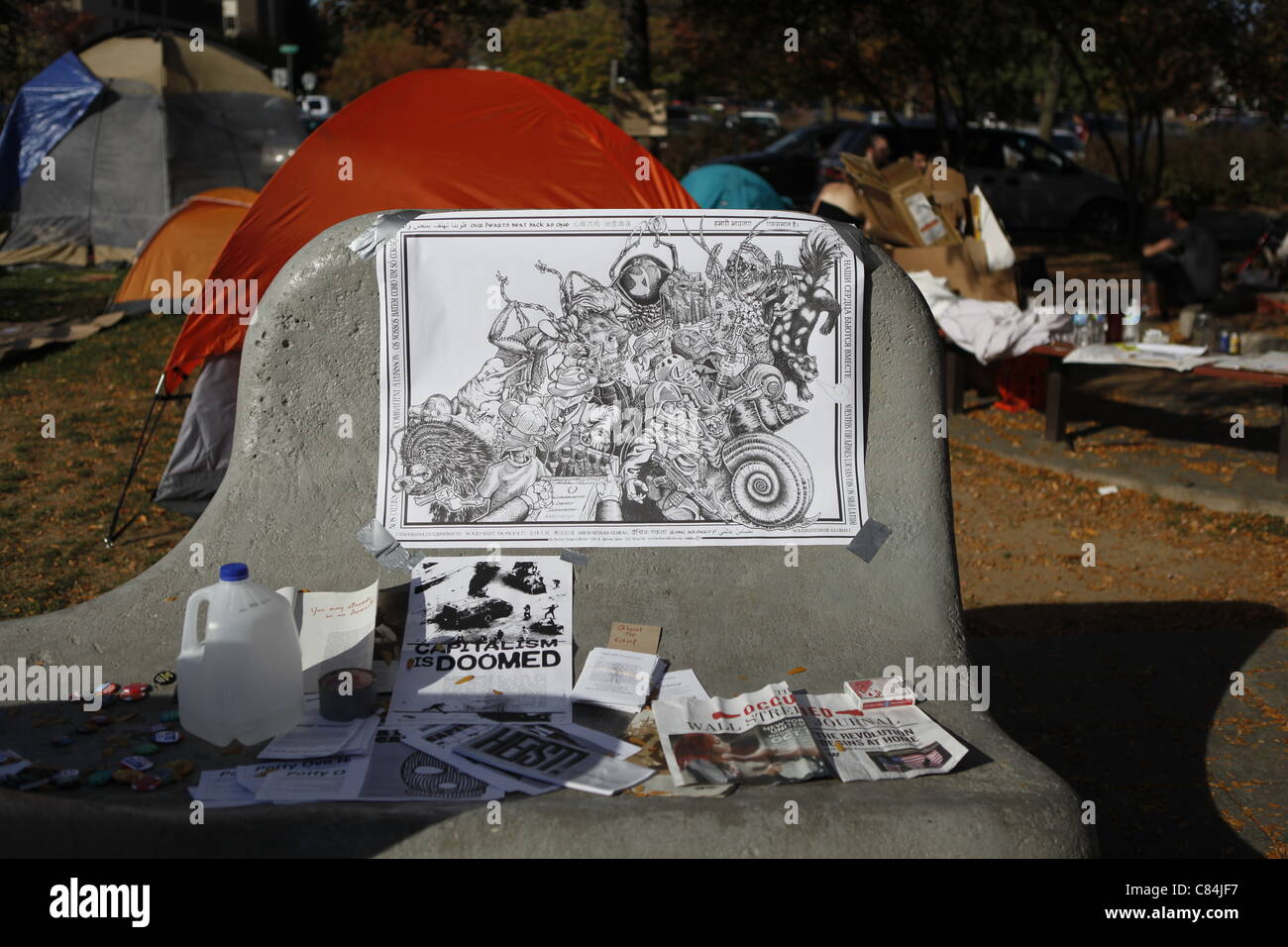Occuper Wall Street Bloomington pancartes à Peoples Park. Le mouvement a débuté dimanche 9 octobre 2011 en solidarité pour les protestataires qui occupent Wall Street à New York. Banque D'Images