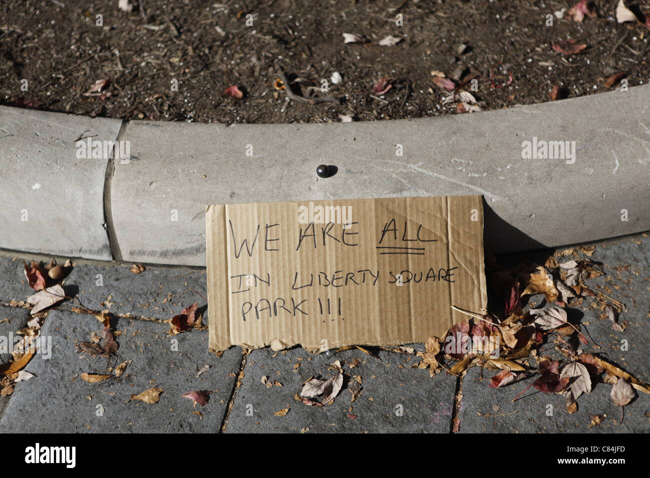 Occuper Wall Street Bloomington pancartes à Peoples Park. Le mouvement a débuté dimanche 9 octobre 2011 en solidarité pour les protestataires qui occupent Wall Street à New York. Banque D'Images