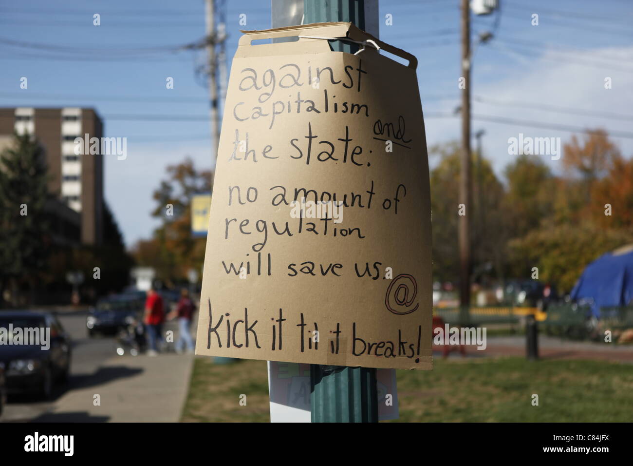 Occuper Wall Street Bloomington pancartes à Peoples Park. Le mouvement a débuté dimanche 9 octobre 2011 en solidarité pour les protestataires qui occupent Wall Street à New York. Banque D'Images