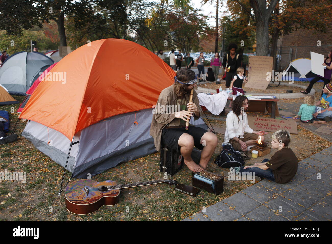 Manifestant une bonne énergie' 'faire cérémonie durant occuper Wall Street Bloomington protester contre Peoples Park. Le mouvement a débuté dimanche 9 octobre 2011 en solidarité pour les protestataires qui occupent Wall Street à New York. Banque D'Images