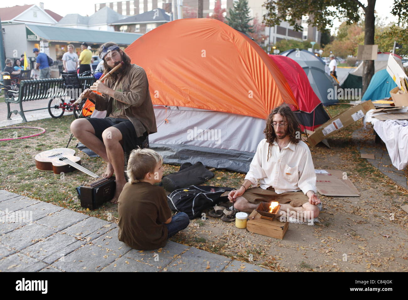 Manifestant une bonne énergie' 'faire cérémonie durant occuper Wall Street Bloomington protester contre Peoples Park. Le mouvement a débuté dimanche 9 octobre 2011 en solidarité pour les protestataires qui occupent Wall Street à New York. Banque D'Images