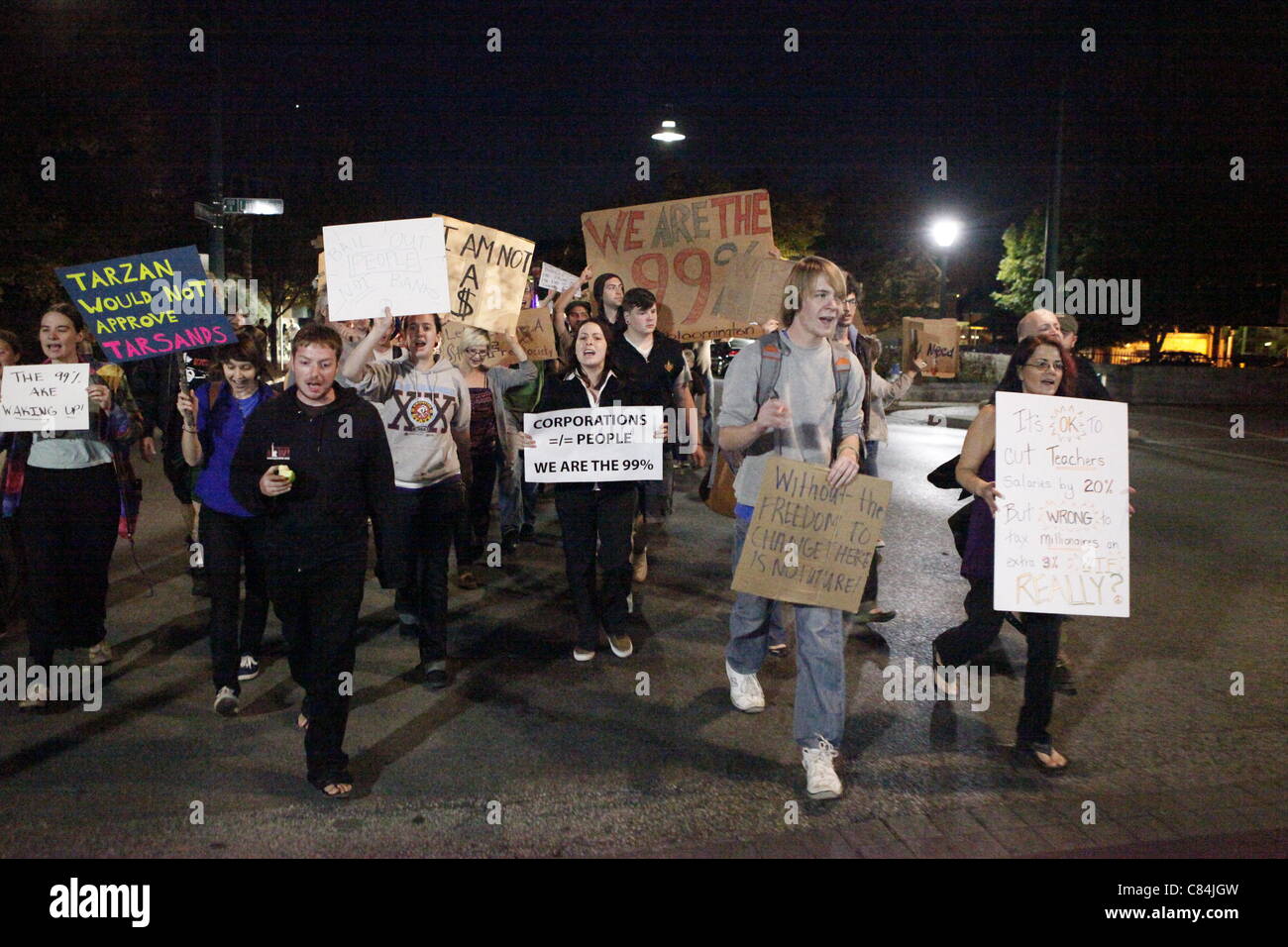 Sur Mars des manifestants bloquent le trafic Kirkwood lors occuper Wall Street Bloomington protester contre Peoples Park. Le mouvement a débuté dimanche 9 octobre 2011 en solidarité pour les protestataires qui occupent Wall Street à New York. Banque D'Images