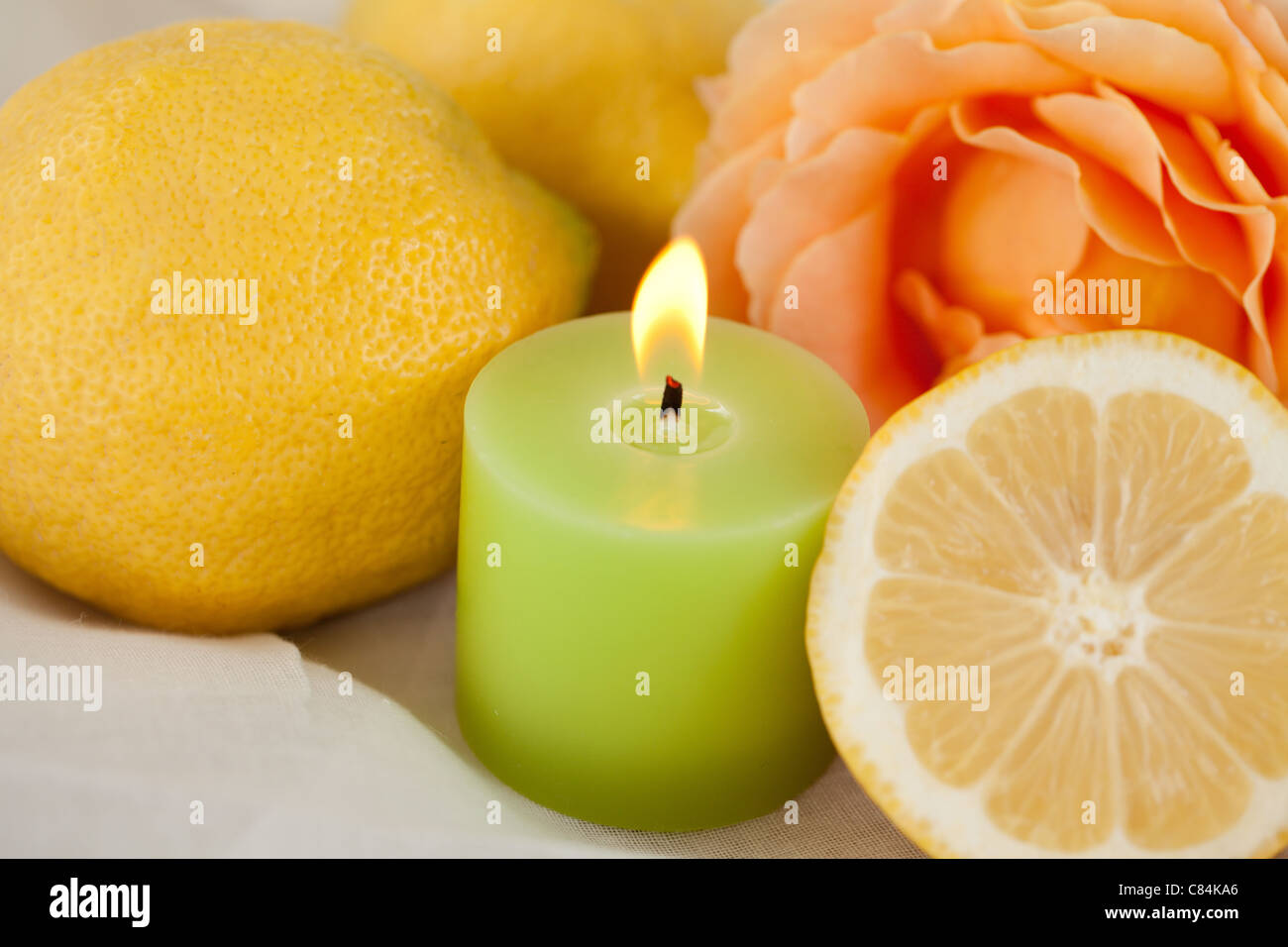 L'aromathérapie de citrons, de rose et des bougies Banque D'Images