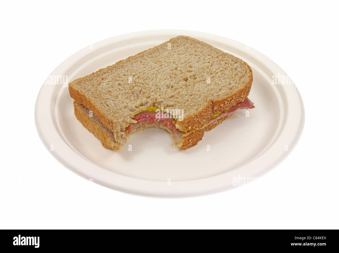 Mordu le corned-beef sandwich sur assiette en carton Banque D'Images