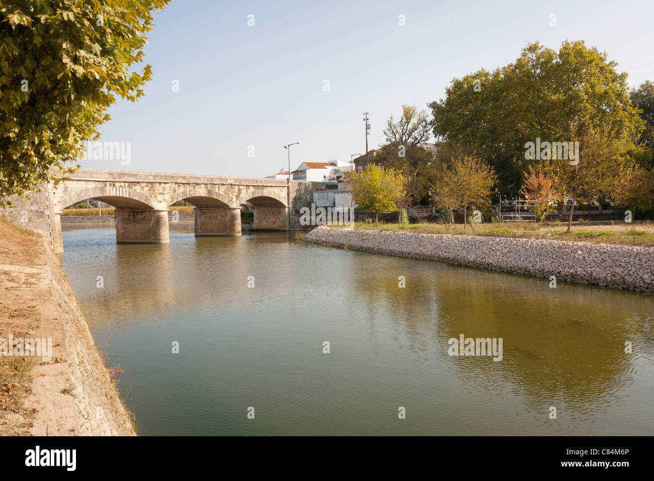 Un pont de pierre de style romain sur la rivière au portugal Banque D'Images