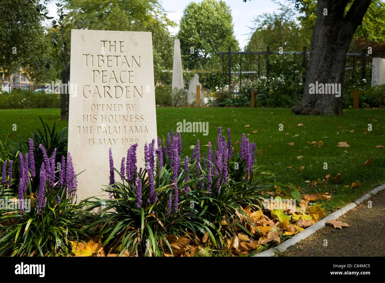 Plaque en pierre sculpté ; le jardin de la paix tibétain bouddhiste / jardins en Geraldine Mary Harmsworth Park, St George's Road Londres NW1 Banque D'Images