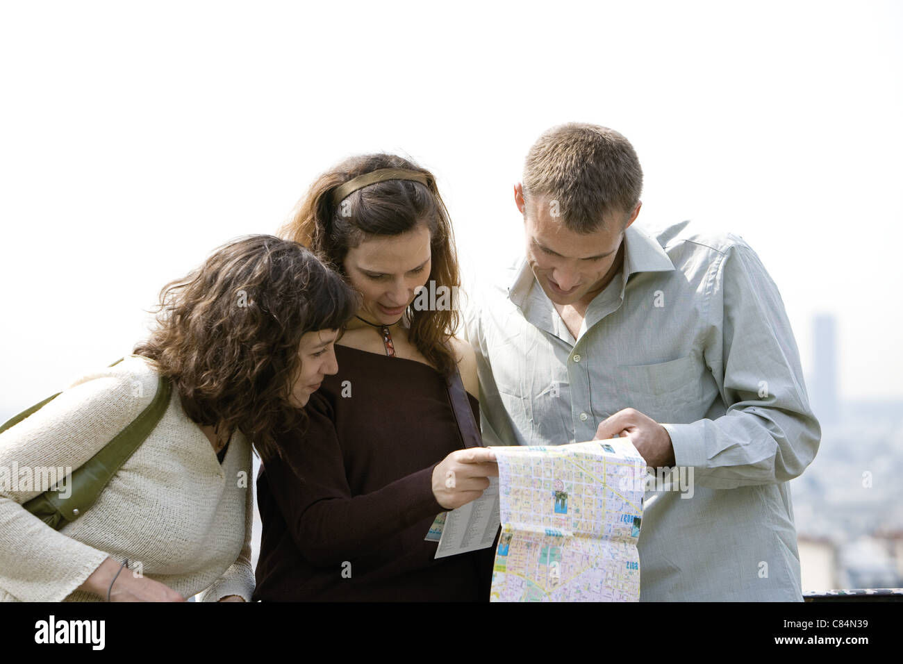 Les touristes consulting map Banque D'Images