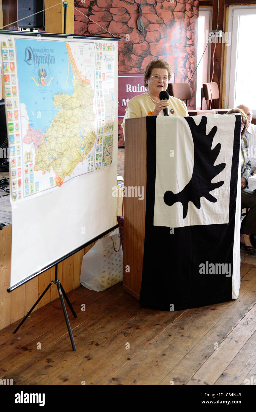 Membre du conseil d'administration et le président de l'allemand plus kreisgemeinschaft gisela mohrungen e.v. donner un discours, l'Allemagne, de l'Europe Banque D'Images