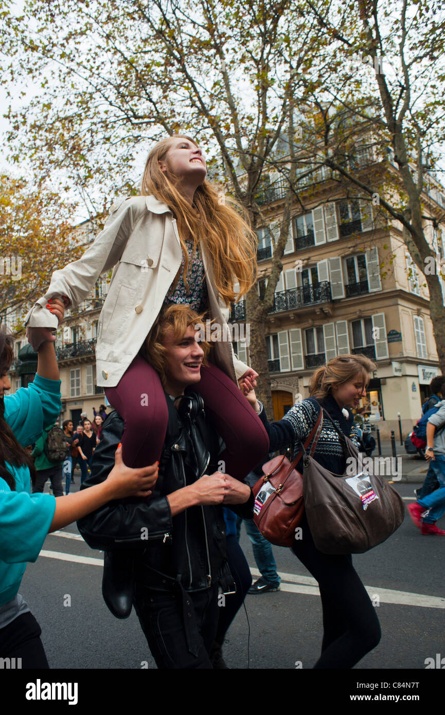 Les étudiants français mars pour protester contre les mesures d'austérité du gouvernement qui affecte aussi l'enseignement. Paris, France, Banque D'Images