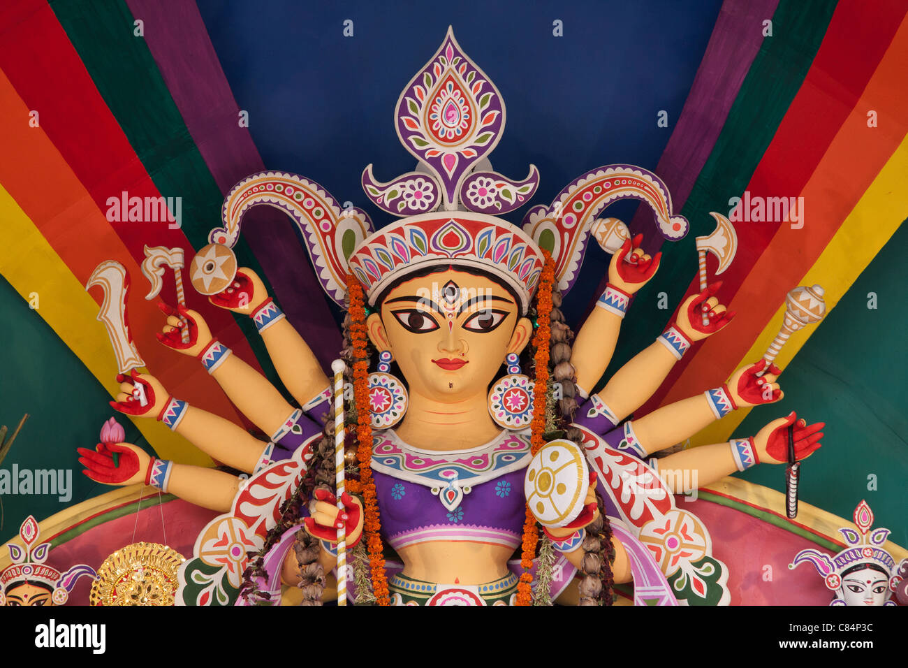 Représentation de la Déesse Durga à 'Ajeya Sanghati Durga puja pandal' sur M.G. Road, à Kolkata (Calcutta), West Bengal, India. Banque D'Images