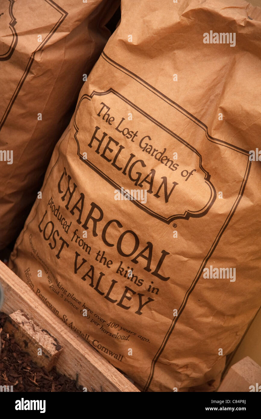 Sac en papier contenant le charbon de bois faites à des jardins perdus de Heligan, Cornwall Banque D'Images