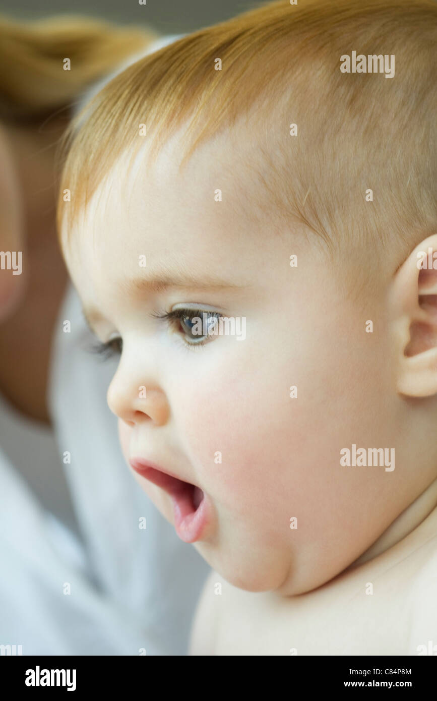 Bebe Avec La Bouche Ouverte De Surprise Photo Stock Alamy