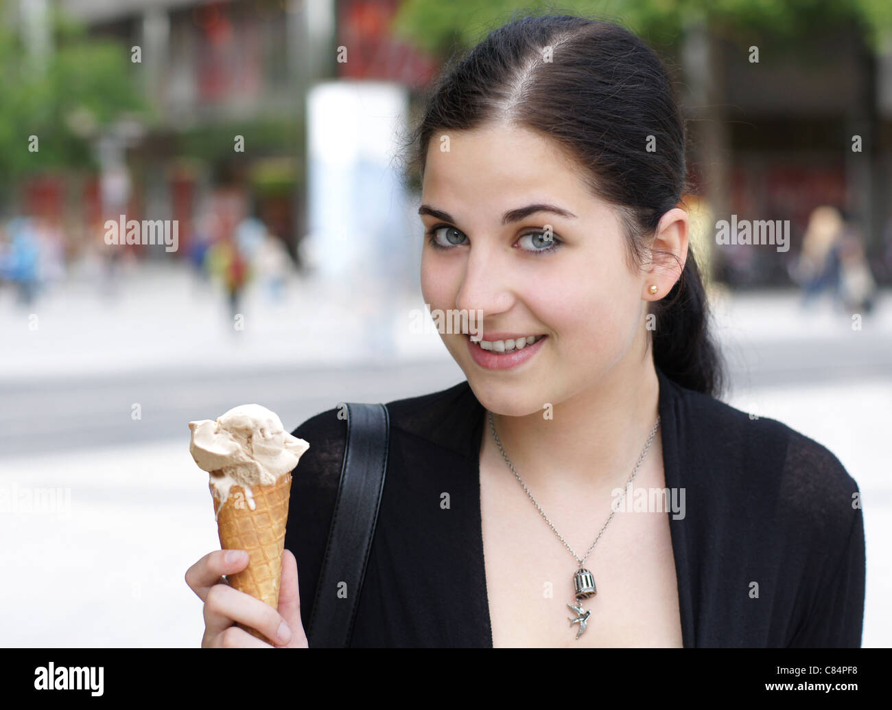 Jeune fille avec de la crème glacée Banque D'Images