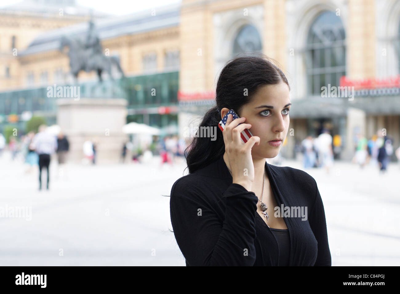 Jeune femme sur son téléphone portable Banque D'Images