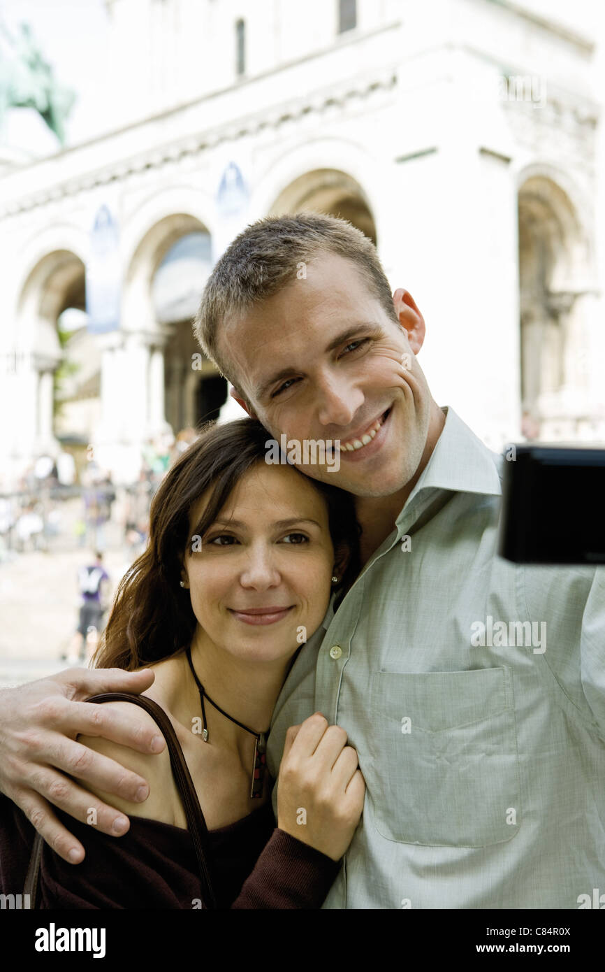 Couple pose pour photo en extérieur Banque D'Images