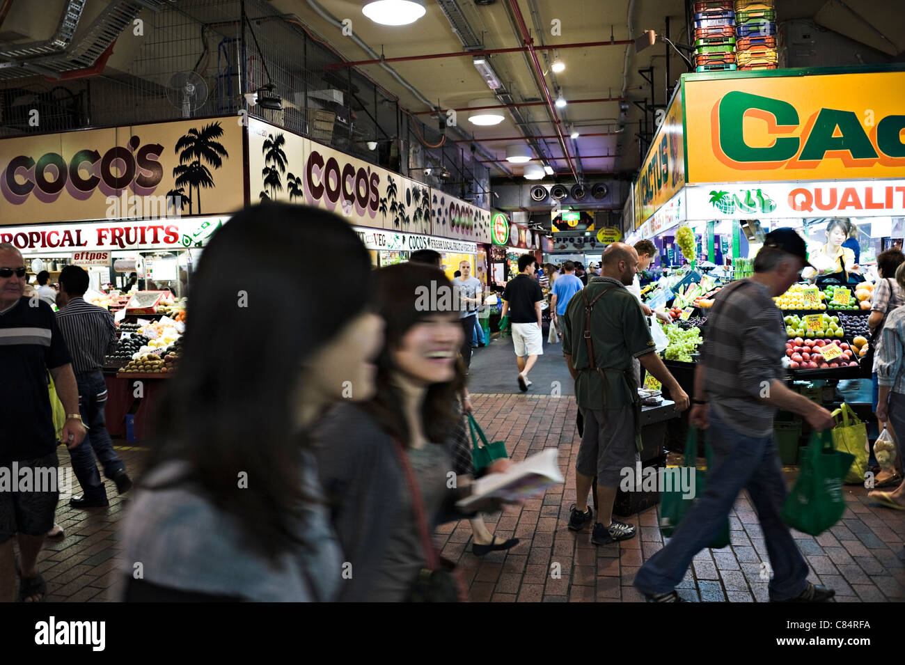 Les gens de shopping dans le marché central animé de Chinatown à Adelaide (Australie) Banque D'Images