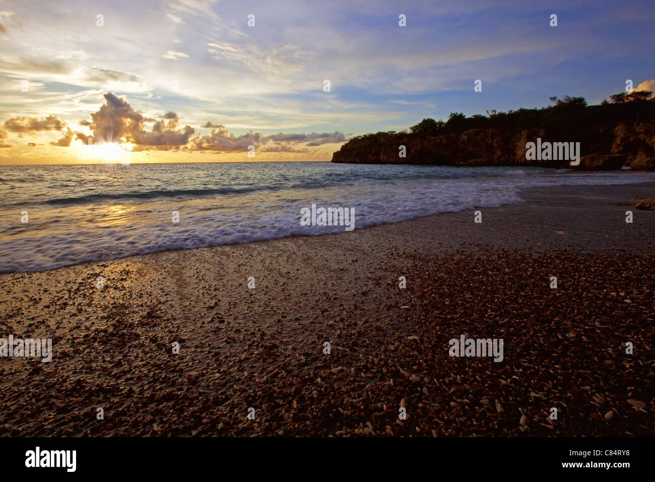 Au coucher du soleil sur la plage de Jeremi Curacao, Antilles Banque D'Images