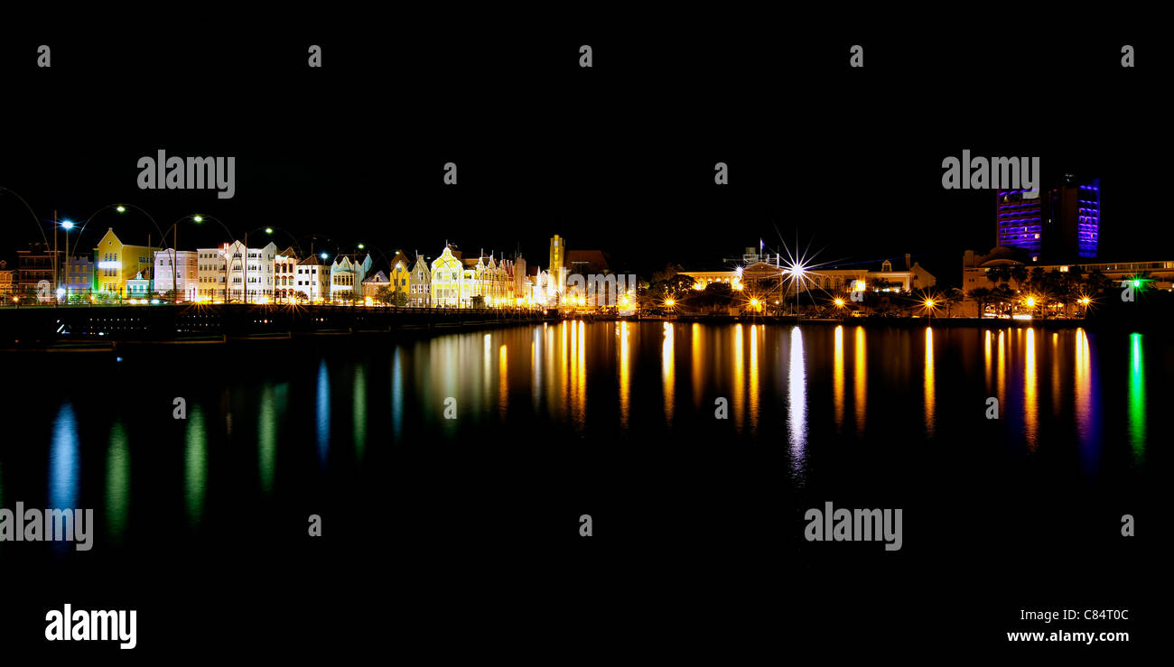 Image panoramique nocturne de la ville de Willemstad, Curaçao Banque D'Images