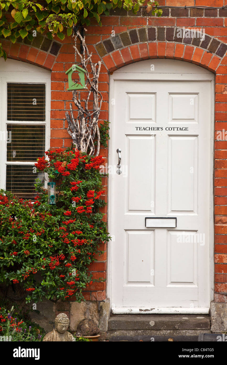 Porte d'un blanc maison de brique rouge, connu sous le nom de l'enseignant Cottge Avebury dans le Wiltshire, England, UK Banque D'Images