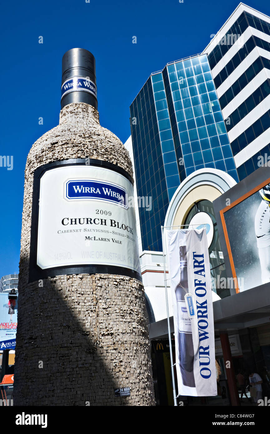 Une grande bouteille de vin de ses sculptures en bouchons près de Myer  Centre Shopping Mall à Rundle Street Adelaide (Australie Photo Stock - Alamy