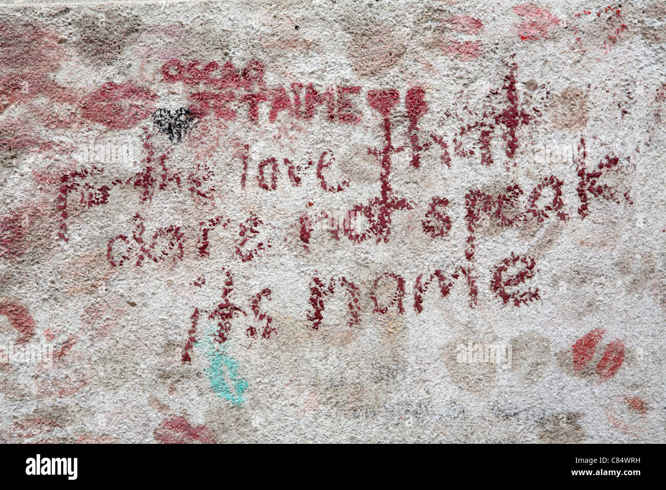 Cimetière du Père Lachaise à Paris, tombe d'Oscar Wilde - pour l'amour qui n'ose pas dire son nom Banque D'Images