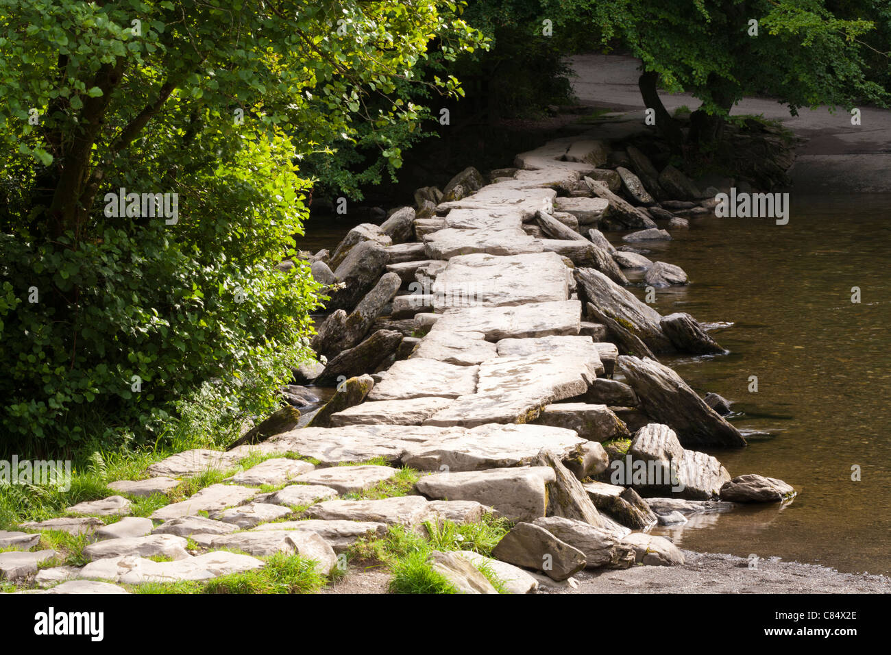 Le pont préhistorique de battant sur la rivière Barle à Tarr Steps, Exmoor, Somerset, Angleterre Royaume-Uni Banque D'Images