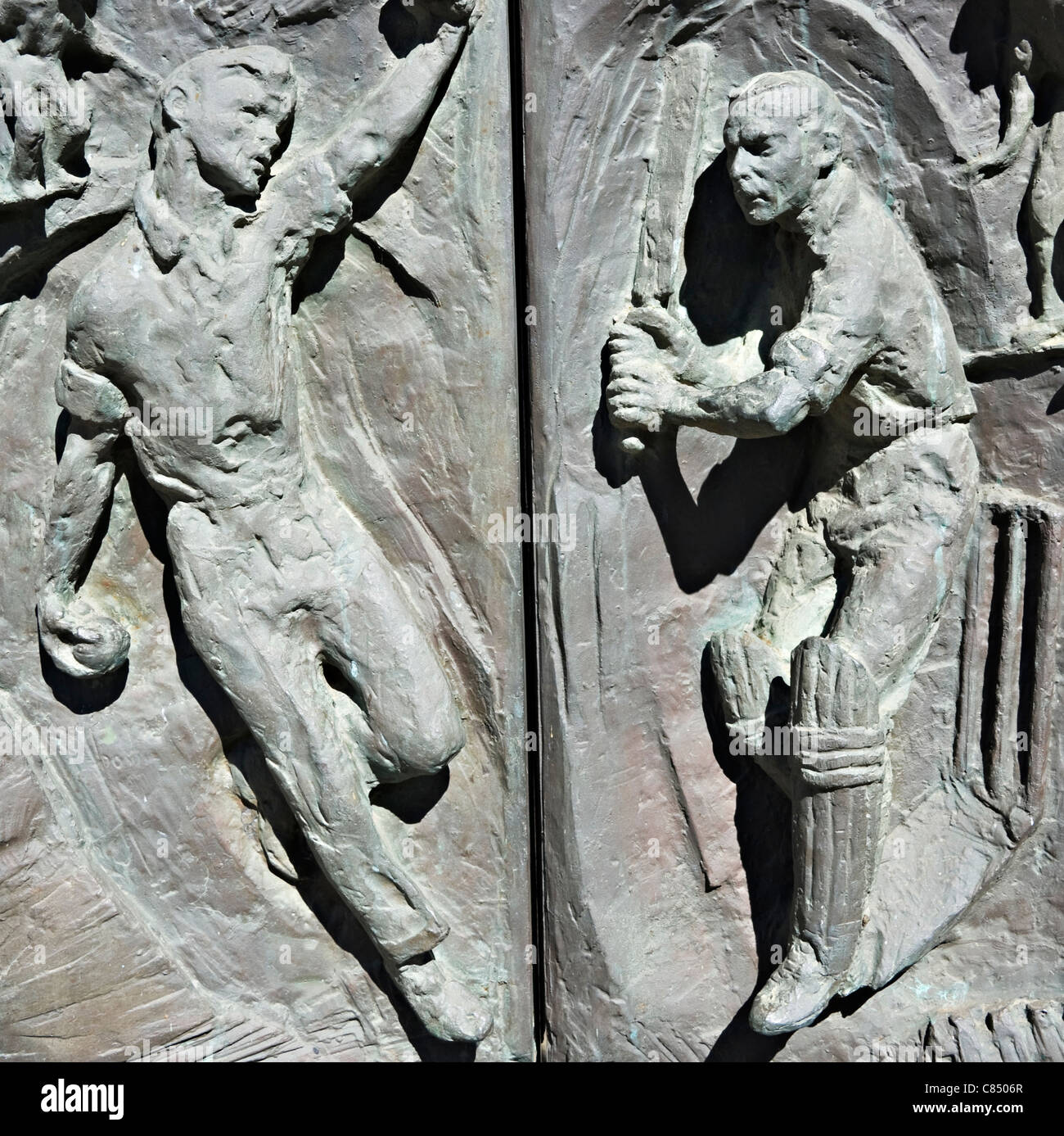 Reliefs en bronze ou des sculptures sur le Victor Richardson Gates à l'Adelaide Oval Cricket Ground l'Australie du Sud SA Banque D'Images