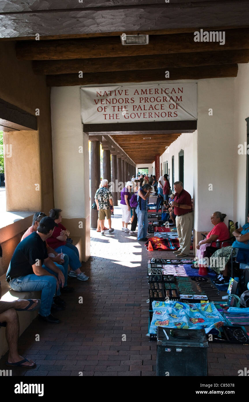 Marché indien vente de bijoux au Palais des Gouverneurs à Santa Fe New Mexico USA Banque D'Images