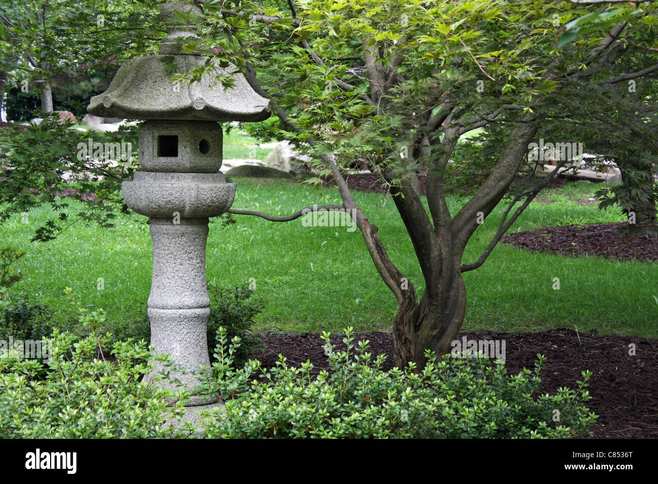 Lanterne de pierre japonaise jardin japonais Banque de photographies et