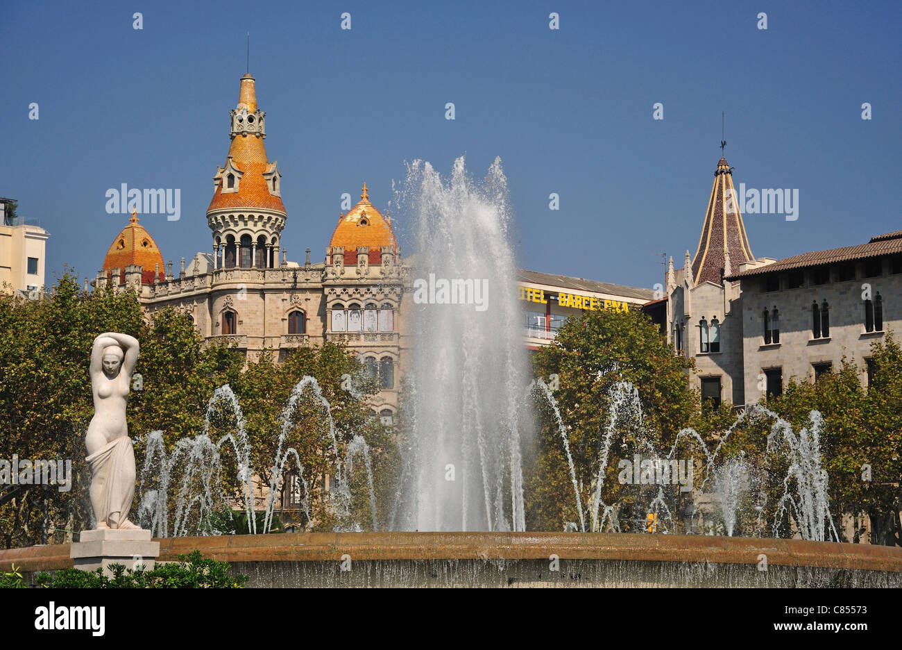 Fontaine sur la Place de Catalogne, Barcelone, Province de Barcelone, Catalogne, Espagne Banque D'Images