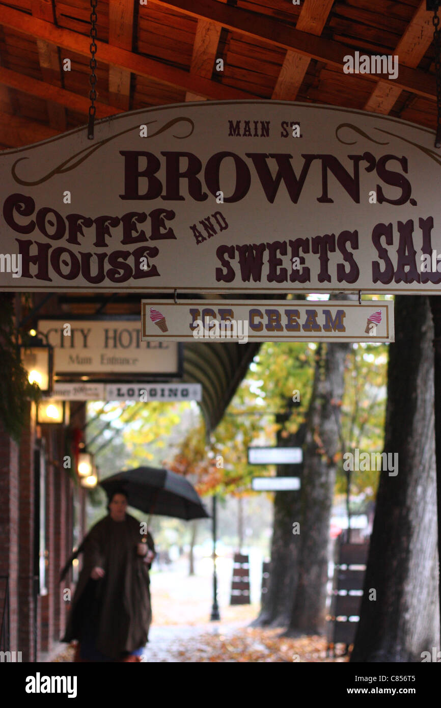 Vieilles enseignes. Parc d'état historique de Columbia, Columbia, Tuolumne County, Californie, USA Banque D'Images
