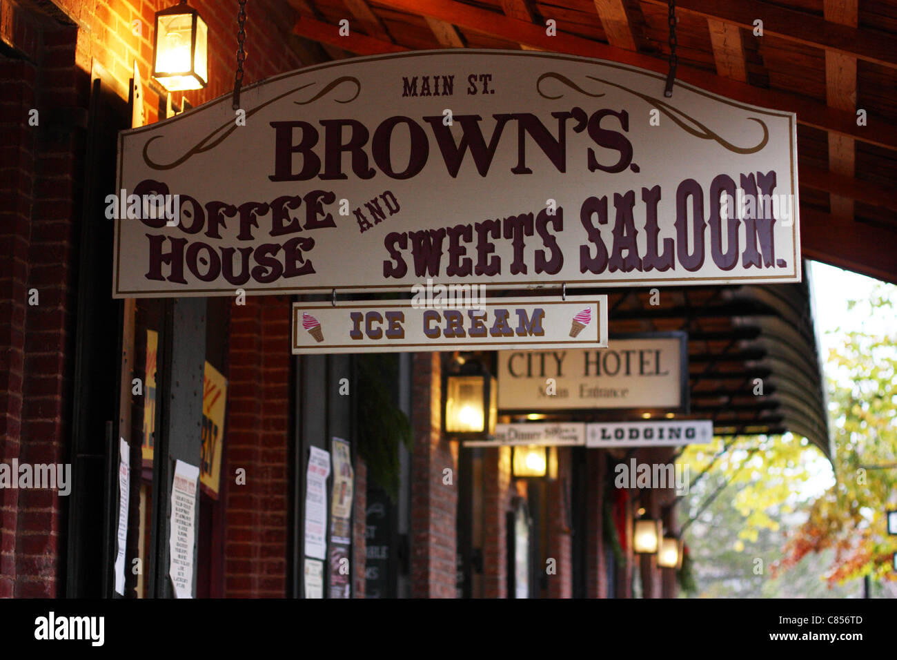 Vieilles enseignes. Parc d'état historique de Columbia, Columbia, Tuolumne County, Californie, USA Banque D'Images