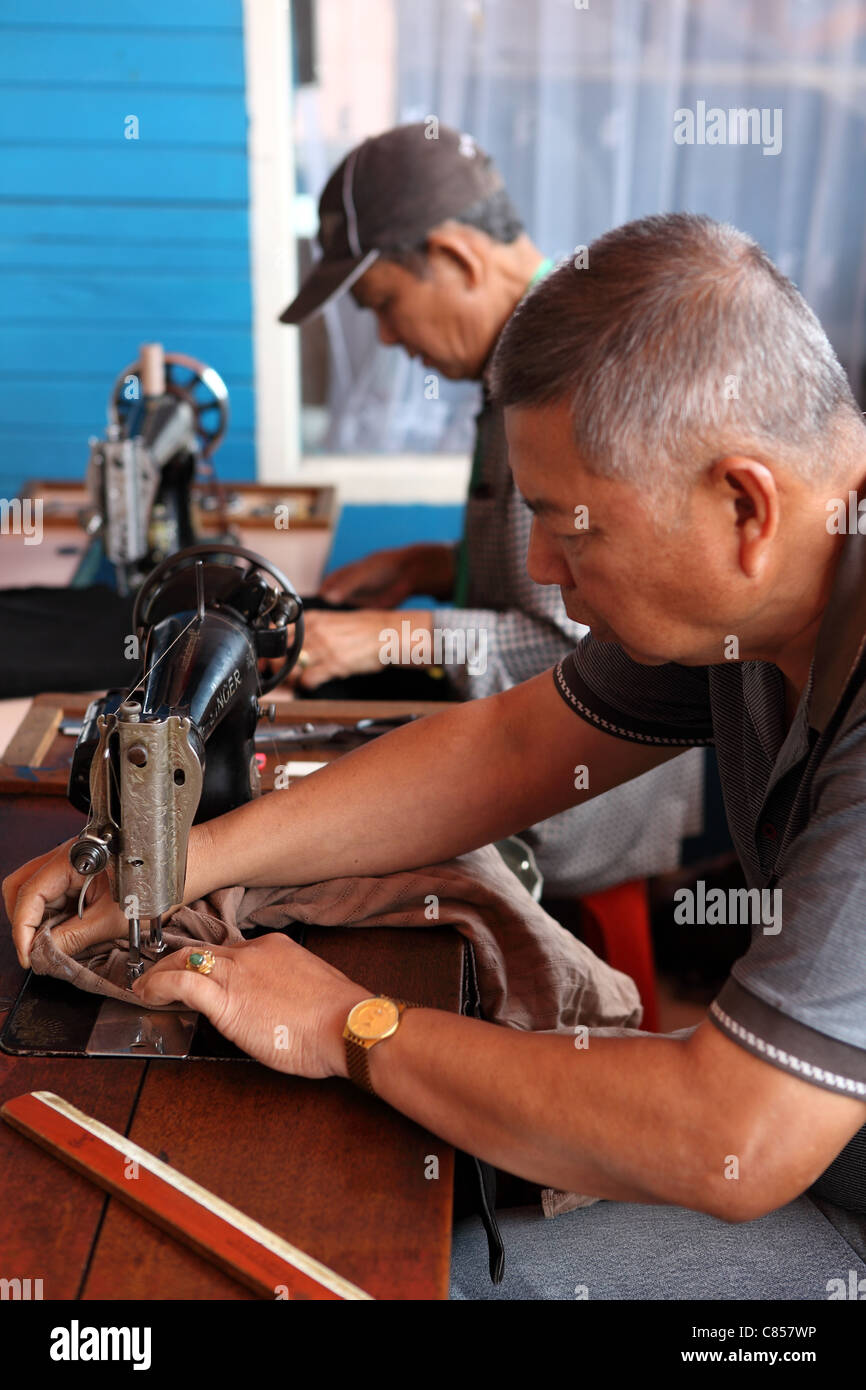 Couture sur mesure un vêtement à Bukittinggi marché. Bukittinggi, à l'Ouest de Sumatra, Sumatra, Indonésie, Asie du Sud-Est, Asie Banque D'Images