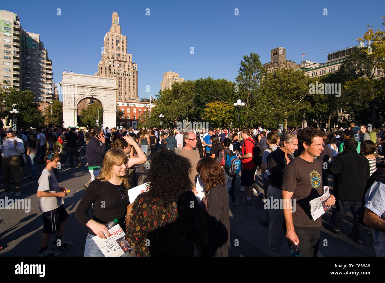 Des milliers de personnes à New York Washington Square Park, au cours de l'Occupy Wall Street à partir de mars Zuccotti Park. Banque D'Images