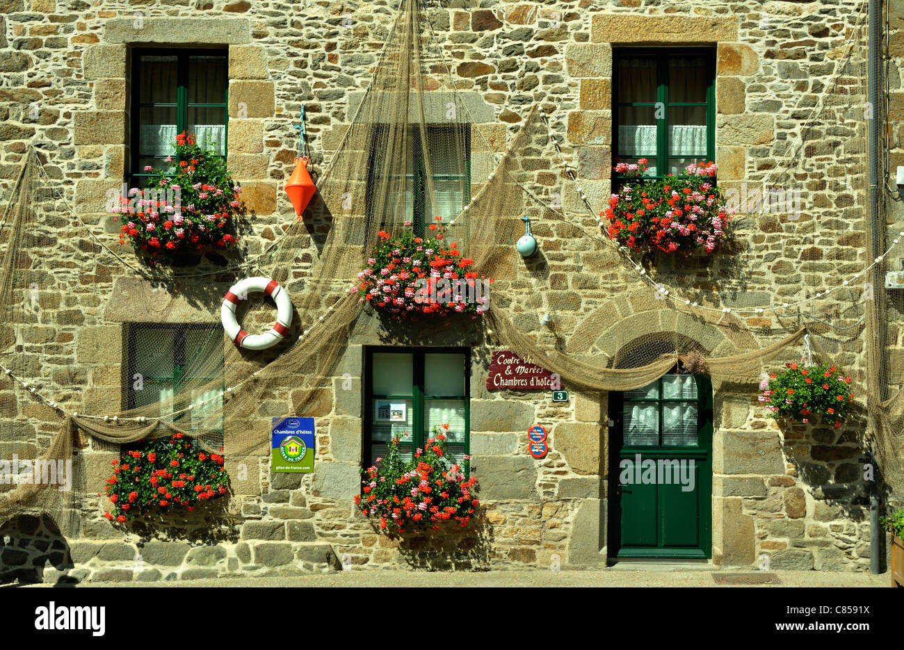 House (Bed and Breakfast) Saint Suliac décorée de filets de pêche, Rance, Bretagne, France. Banque D'Images