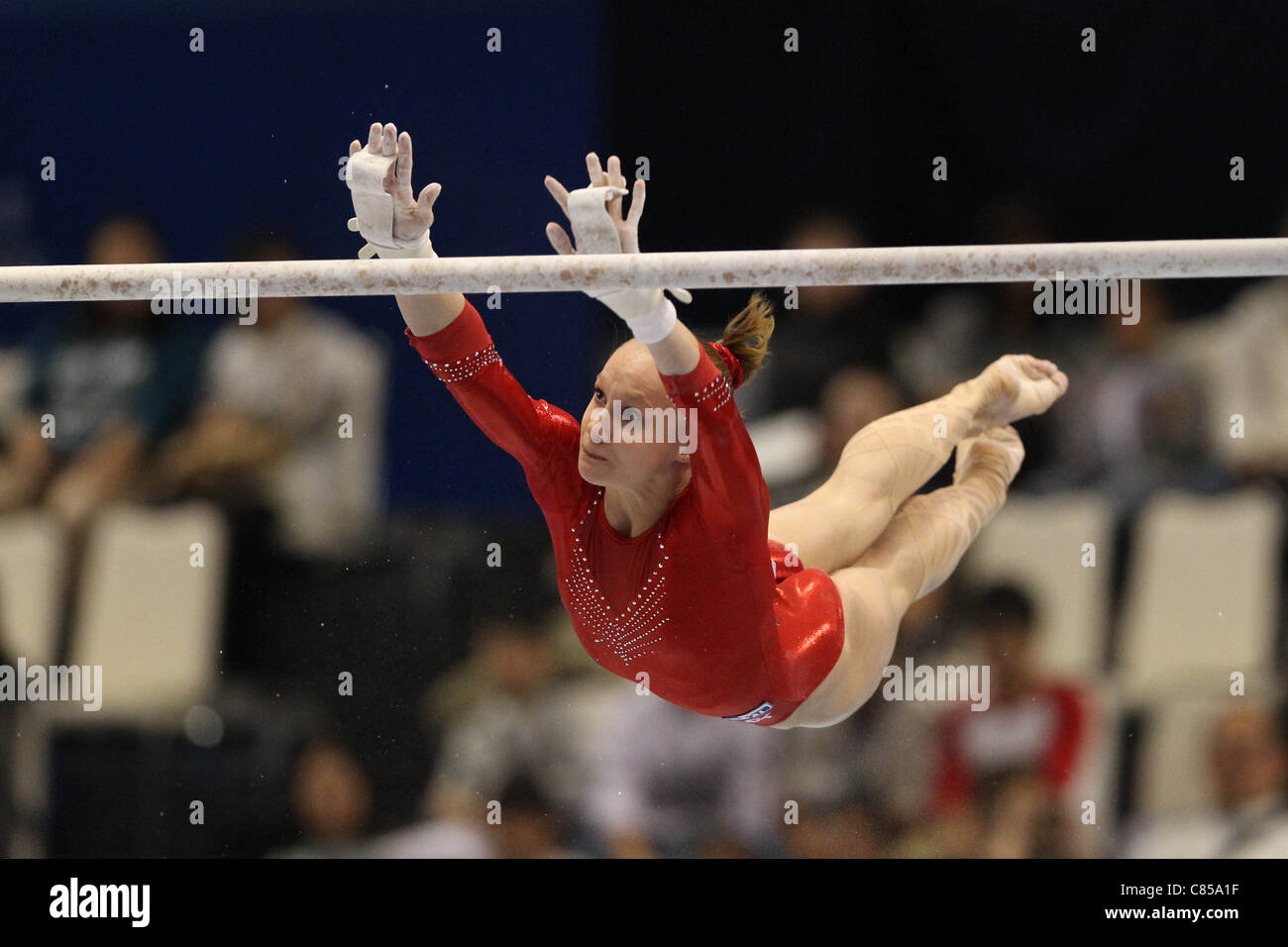 Anna Dementyeva (RUS) effectue pendant la gymnastique artistique Monde 2011 Championnats du monde à Tokyo, Japon. Banque D'Images